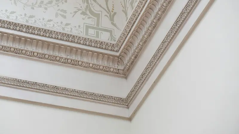 Corniche moulée d’un appartement ancien, illustration