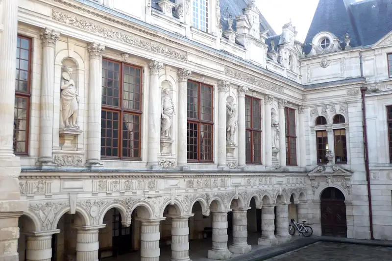 Cour de l’hôtel de ville de La Rochelle : galerie à arcades et façade Renaissance en pierre de taille