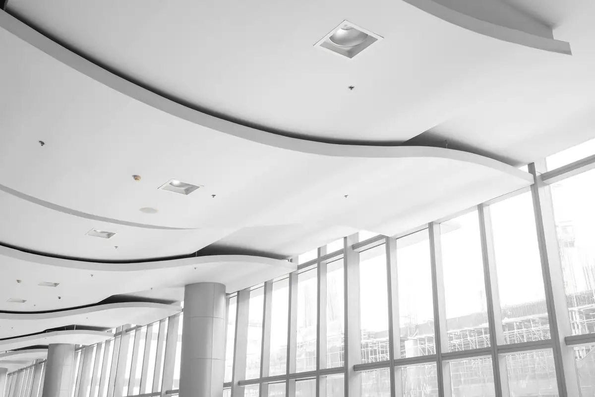 Plafond aux lignes courbes, illustration