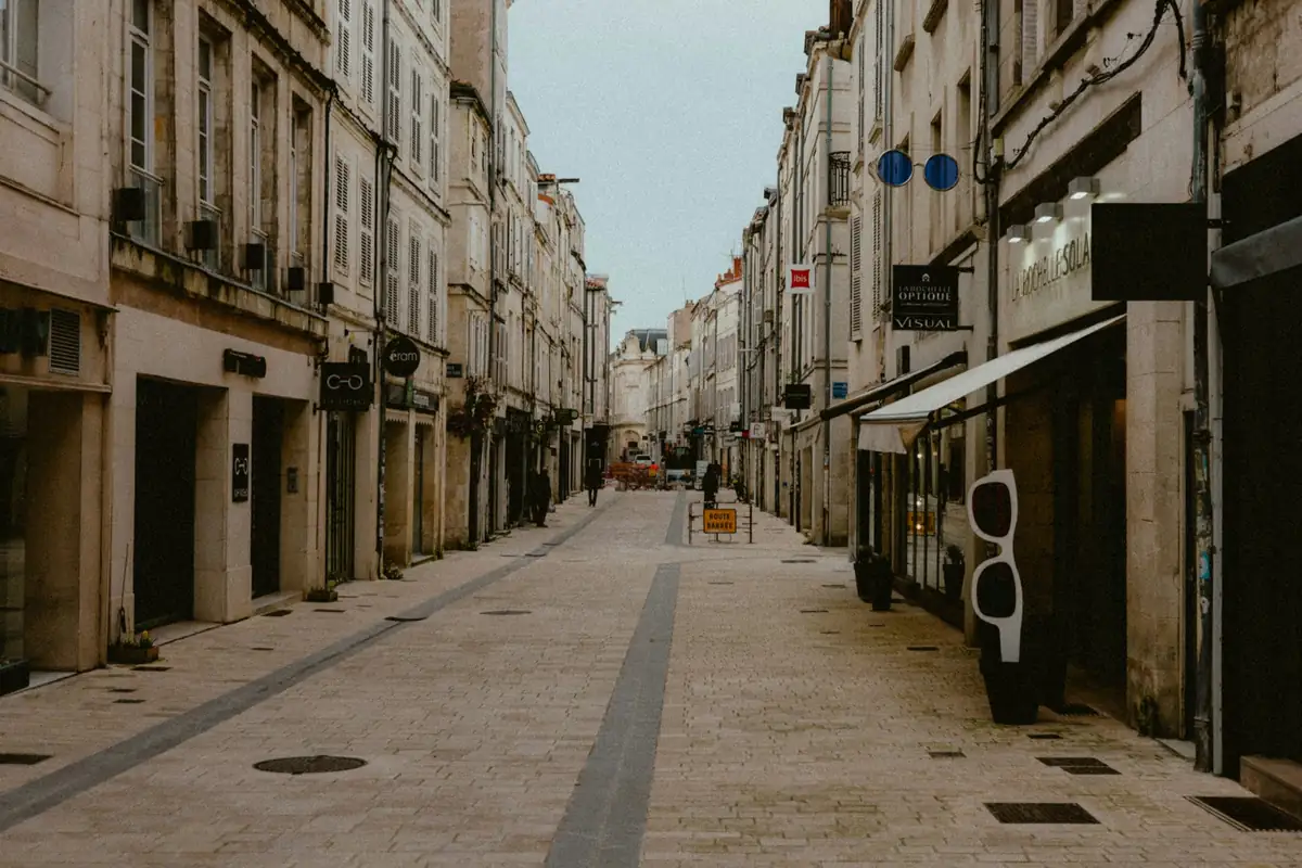 Rue piétonne bordée de pierre calcaire