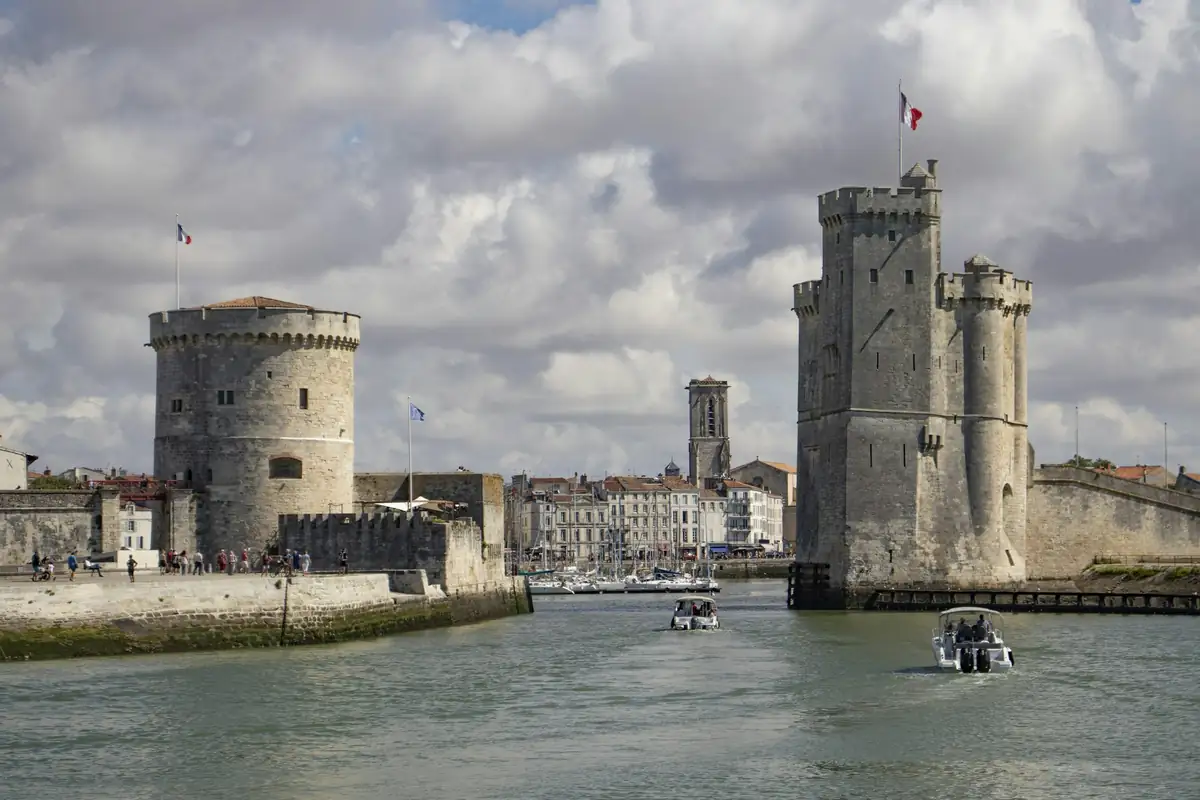 Les tours du Vieux-Port depuis le chenal