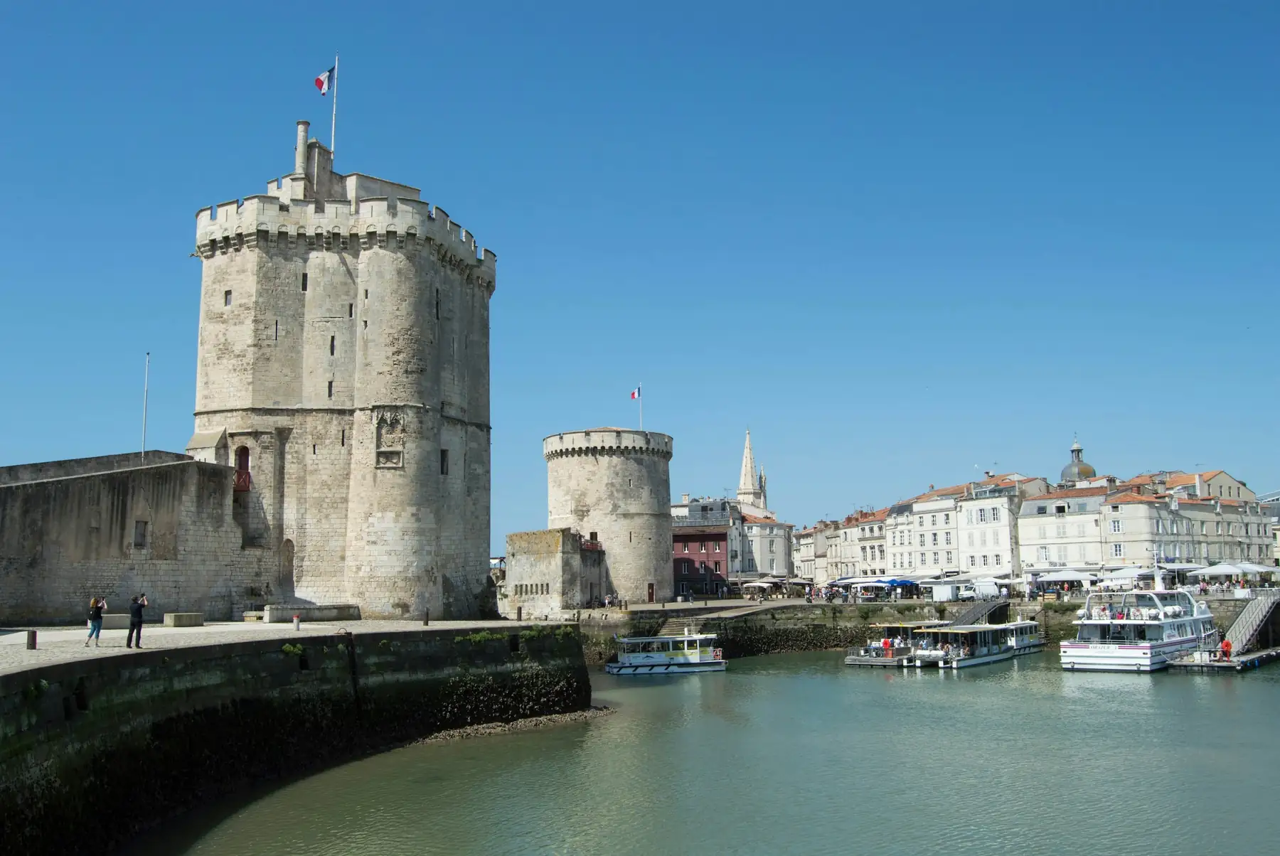 Tour Saint-Nicolas et tour de la Chaîne à l’entrée du Vieux-Port de La Rochelle, ciel bleu